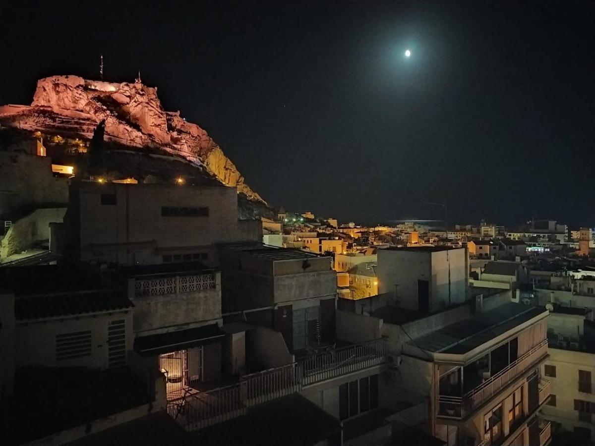 Corazon De Alicante Con Vistas Al Mar Y Al Castillo Exterior photo