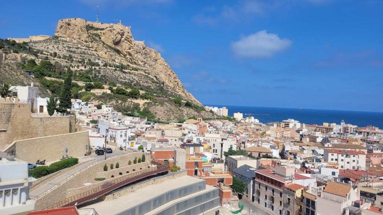 Corazon De Alicante Con Vistas Al Mar Y Al Castillo Exterior photo