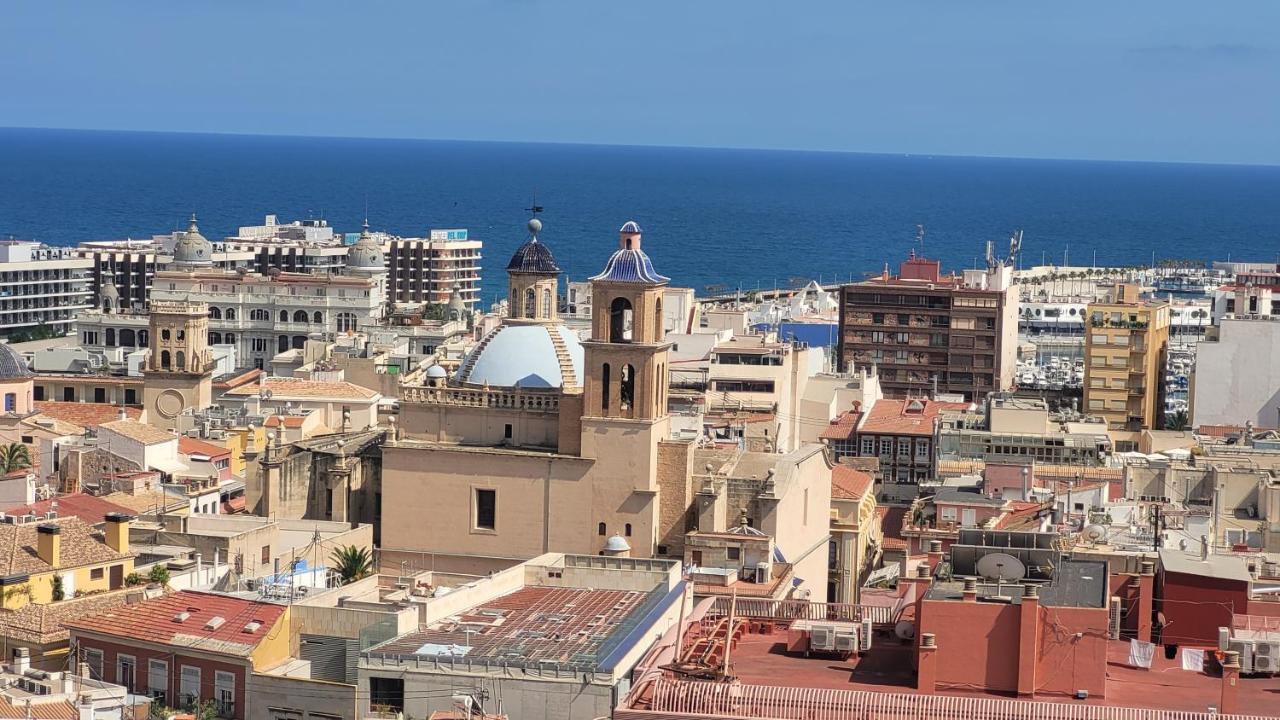 Corazon De Alicante Con Vistas Al Mar Y Al Castillo Exterior photo